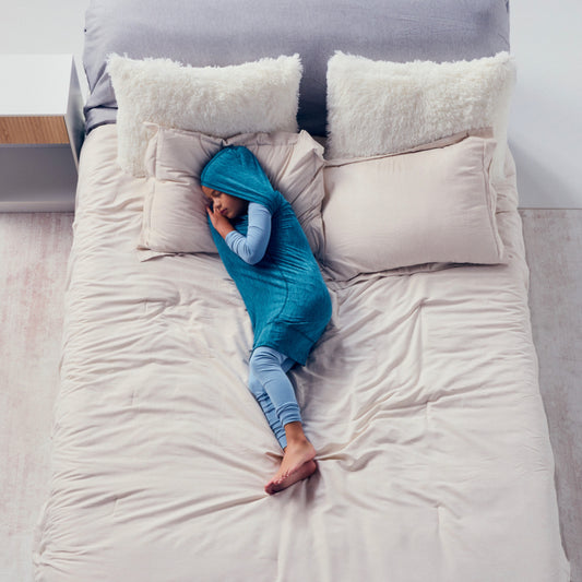 kid-sleeping-in-turquoise-sleep-pod-mini-in-bed