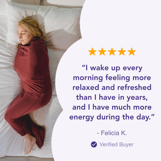 woman-in-sleep-pod-hood-in-bed-laying-down-customer-testimonial-with-5-stars