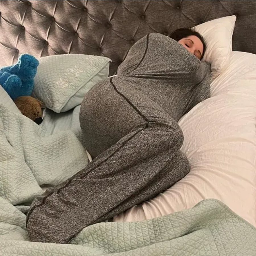 Mujer durmiendo de lado con un cojín dentro del saco