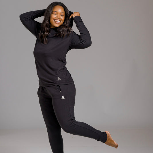 woman-wearing-hug-sleep-loungewear-in-black-cream